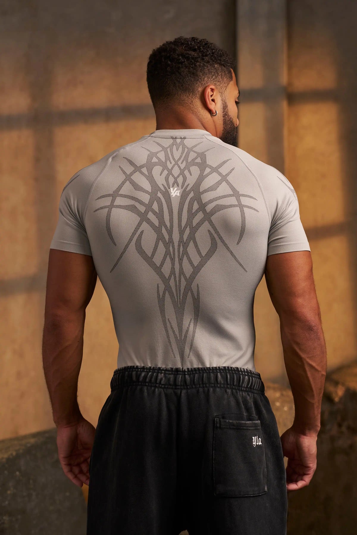 CAMISA AJUSTADA PARA GYM LOGO EN MEDIO Y ESPALDA