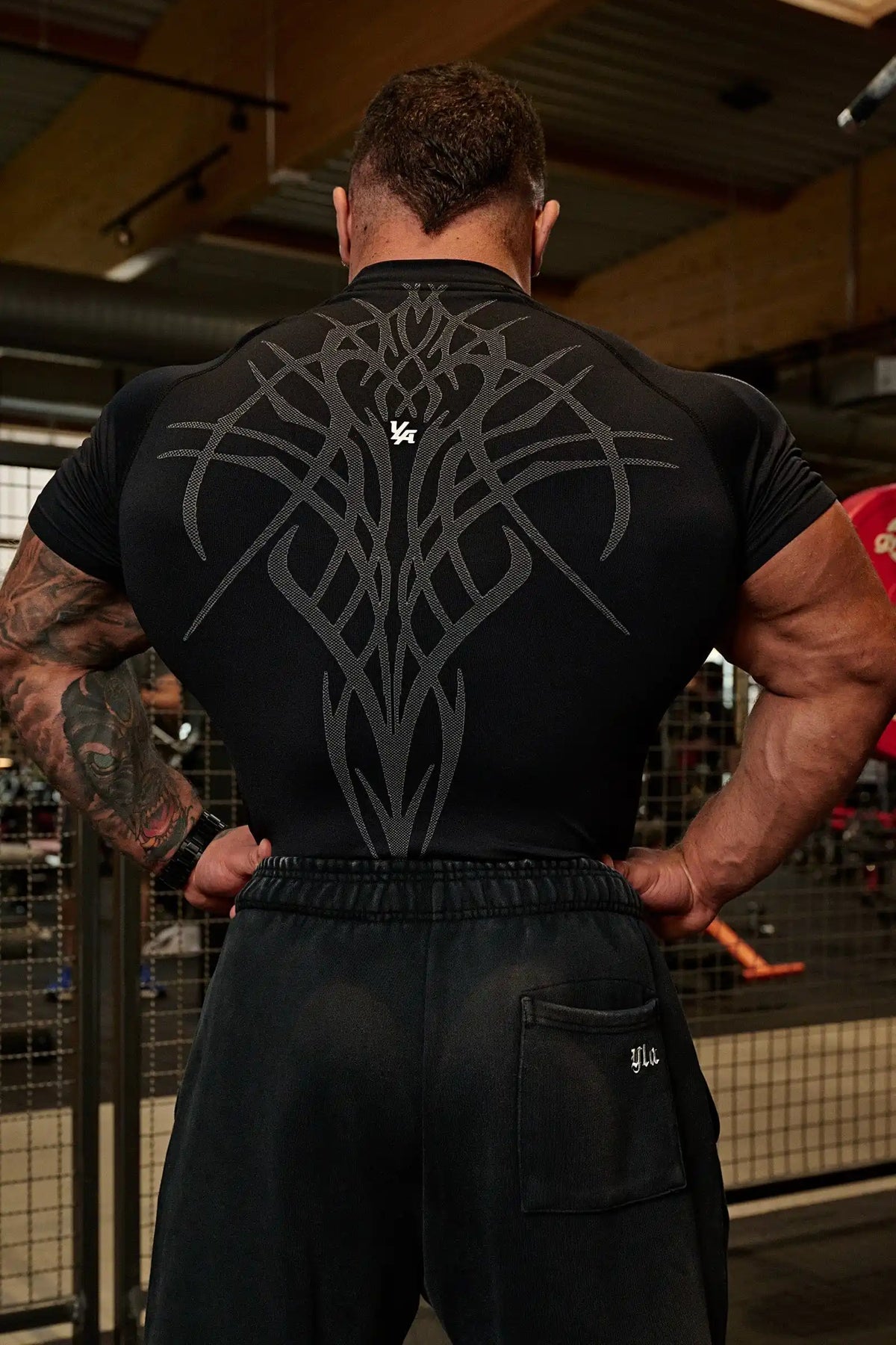 CAMISA AJUSTADA PARA GYM LOGO EN MEDIO Y ESPALDA