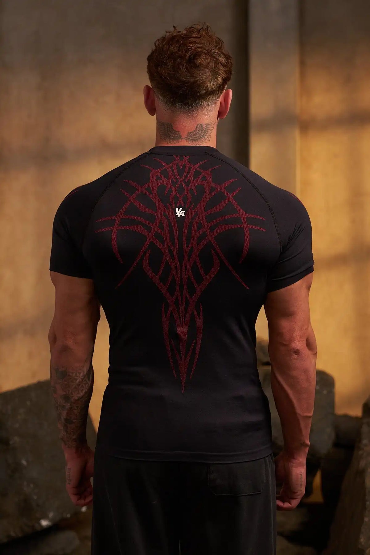 CAMISA AJUSTADA PARA GYM LOGO EN MEDIO Y ESPALDA