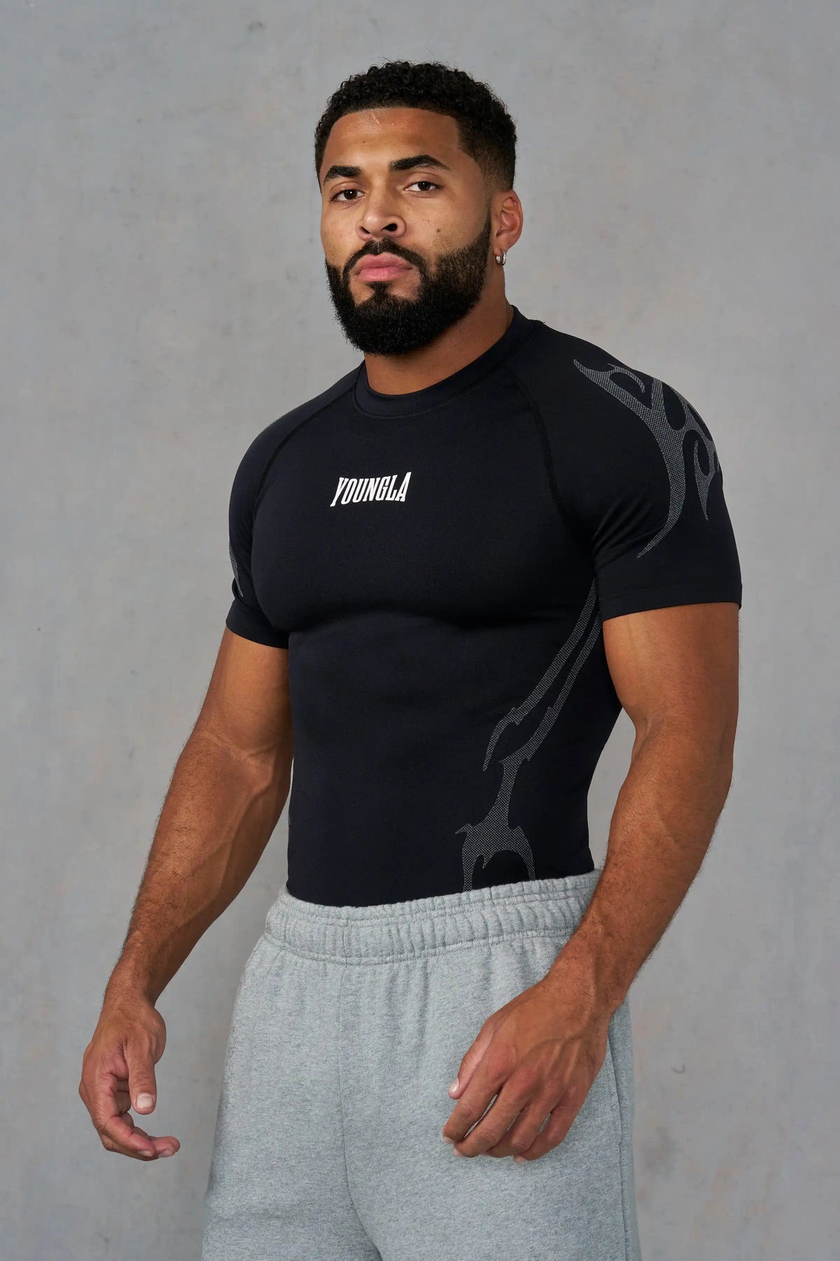 CAMISA AJUSTADA PARA GYM LOGO EN MEDIO Y ESPALDA