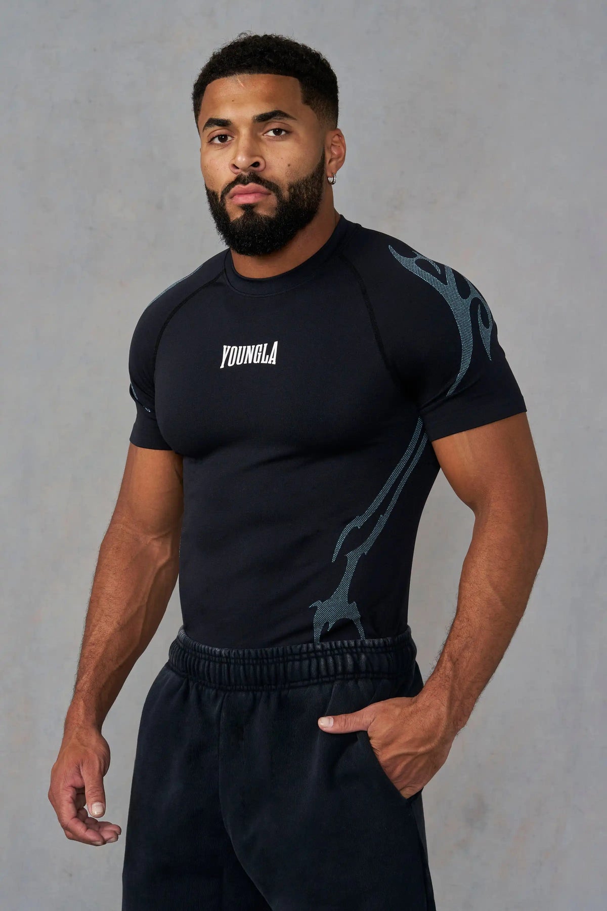 CAMISA AJUSTADA PARA GYM LOGO EN MEDIO Y ESPALDA