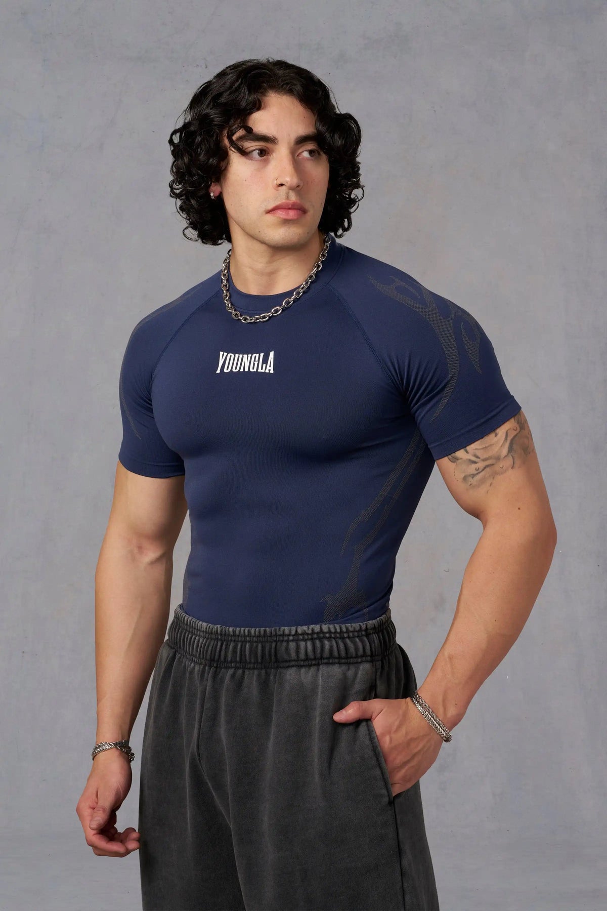 CAMISA AJUSTADA PARA GYM LOGO EN MEDIO Y ESPALDA