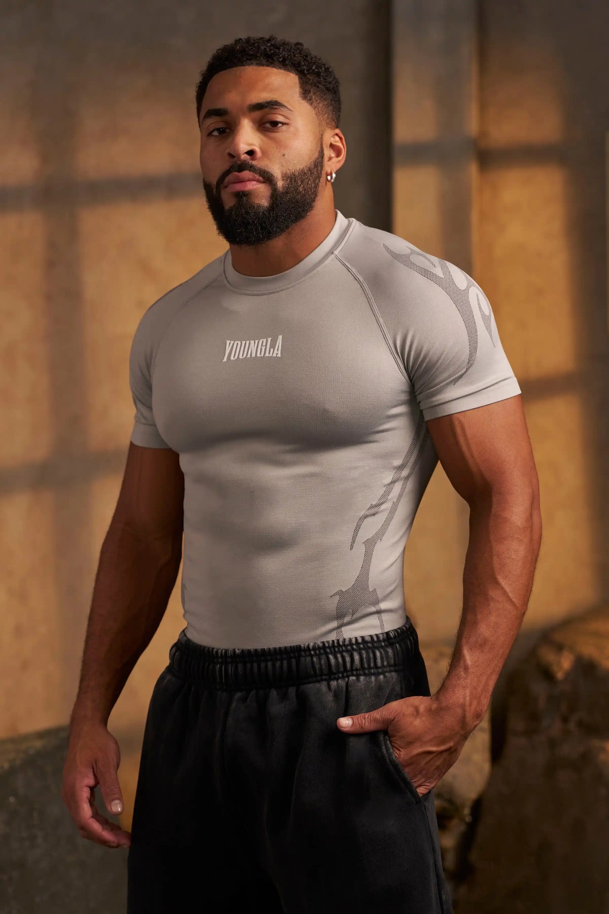 CAMISA AJUSTADA PARA GYM LOGO EN MEDIO Y ESPALDA